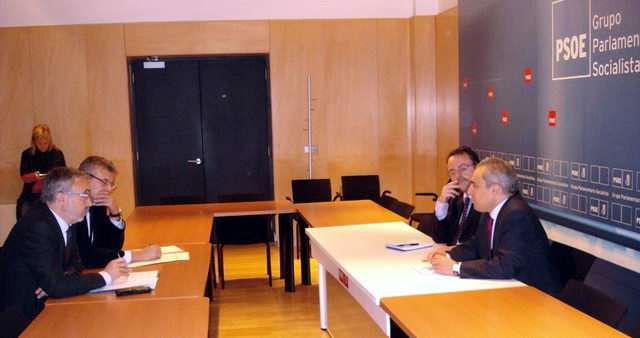 Reuni� de l'alcalde de Gav� (Joaquim Balsera) i l'alcalde de Castelldefels (Joan Sau) amb el Portaveu Socialista a la Comissi� de Foment (Rafael Simancas) i el Secretari General Adjunt del Grup Socialista al Congr�s (Daniel Fern�ndez) (22 desembre 2009)
